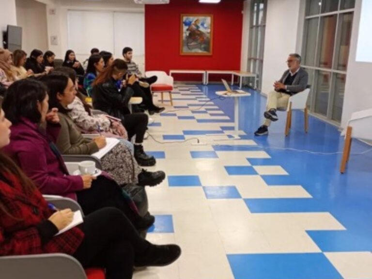 Foto de estudiantes escuchando